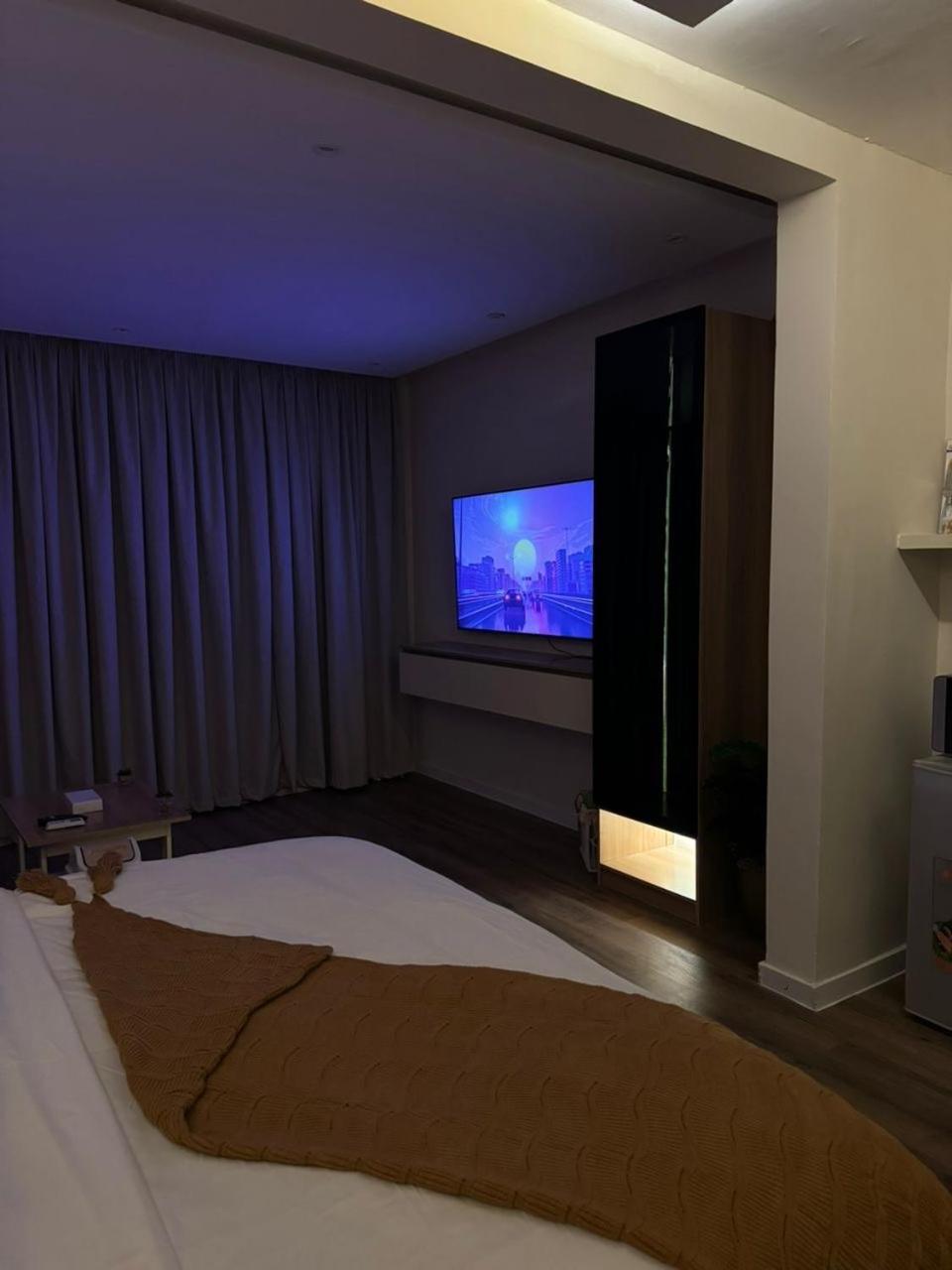 استديو بأثاث راقي في اليرموك Apartment *